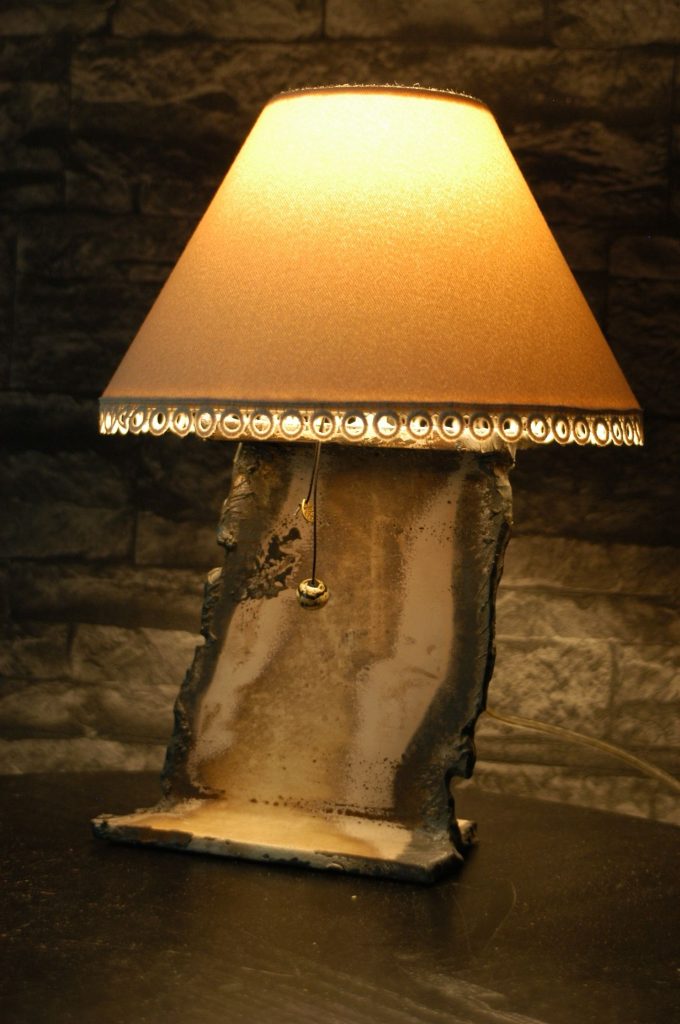 Lampe aus Doppel-T-Tr&auml;ger mit Lampenschirm beige