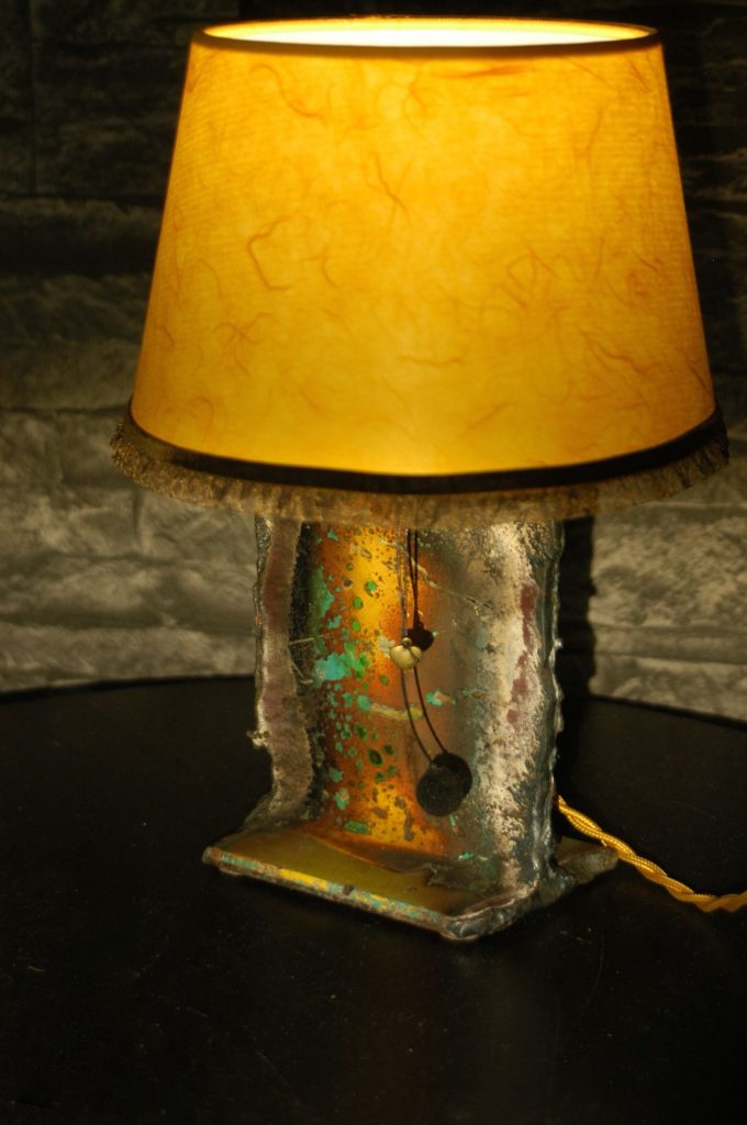 Lampe aus Doppel-T-Tr&auml;ger mit Schirm gelb