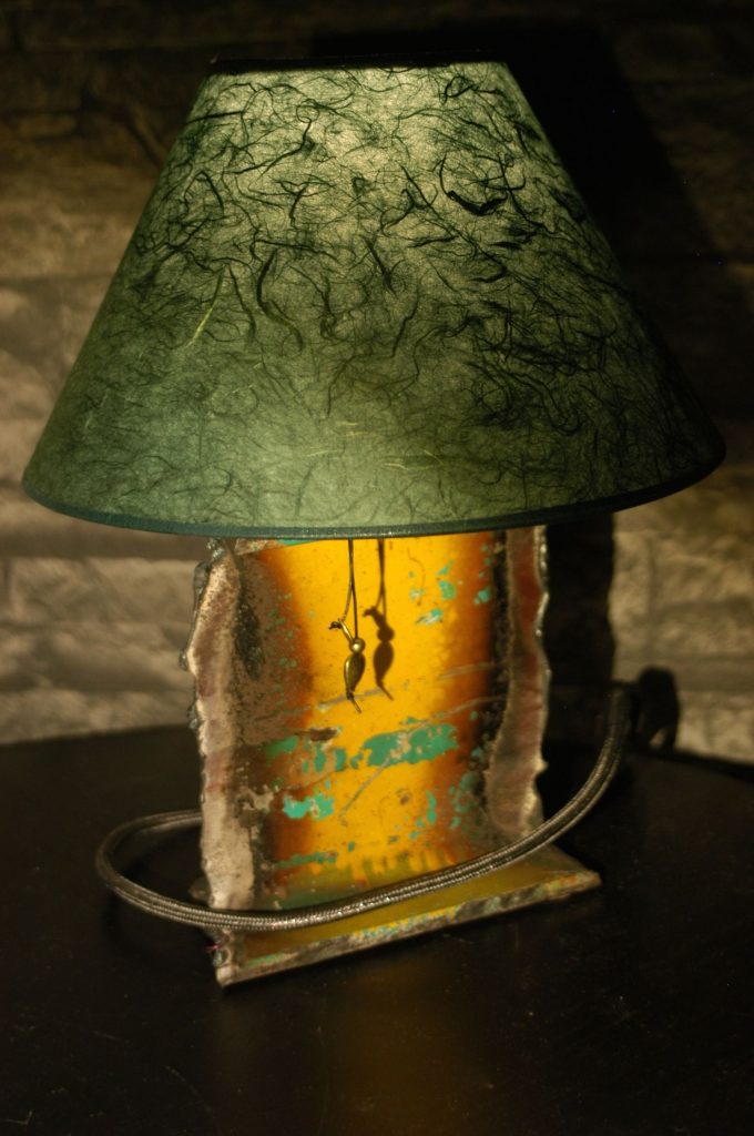 Lampe aus Doppel-T-Tr&auml;ger mit Schirm gr&uuml;n