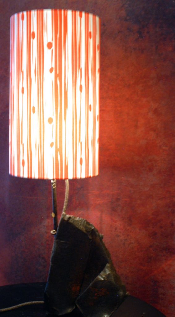 Lampe aus Altschrottfu&szlig; mit Lampenschirm orange wei&szlig;