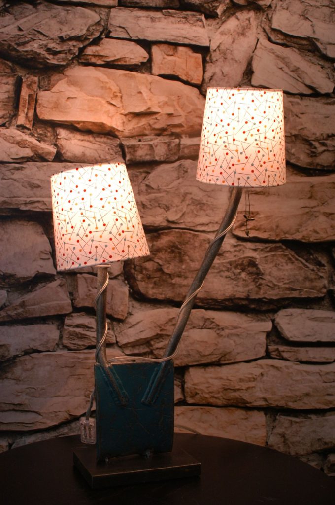 Lampe aus Altschrott zweiarmig