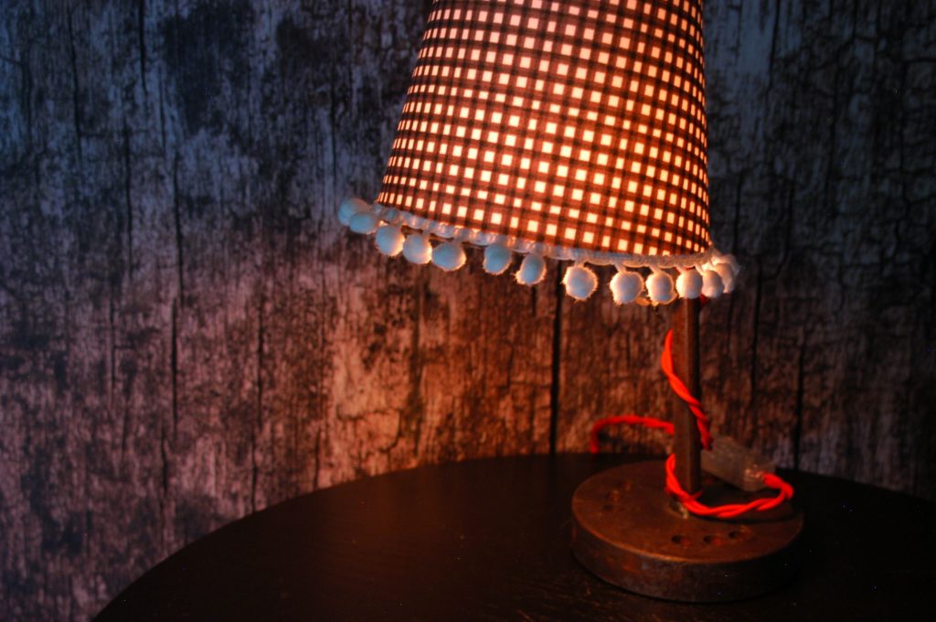 Lampe aus Altschrott mit Schirm