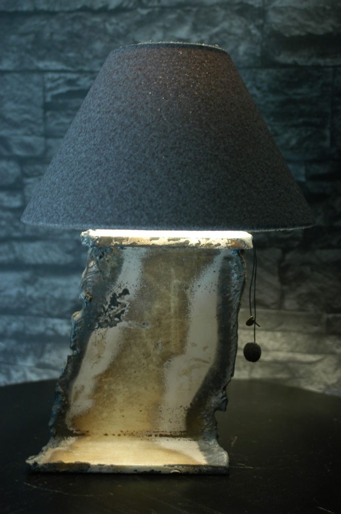 Lampe aus Doppel-T Tr&auml;ger und Schirm grau