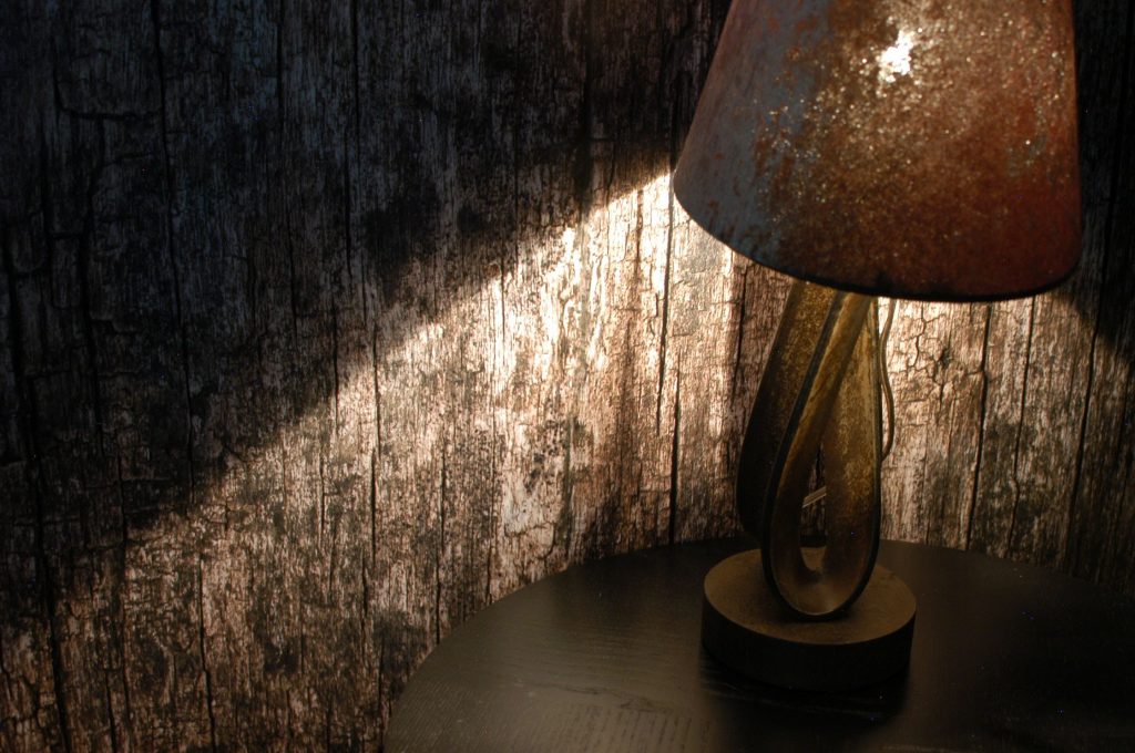 Lampe aus Altschrott mit braunem Fu&szlig;