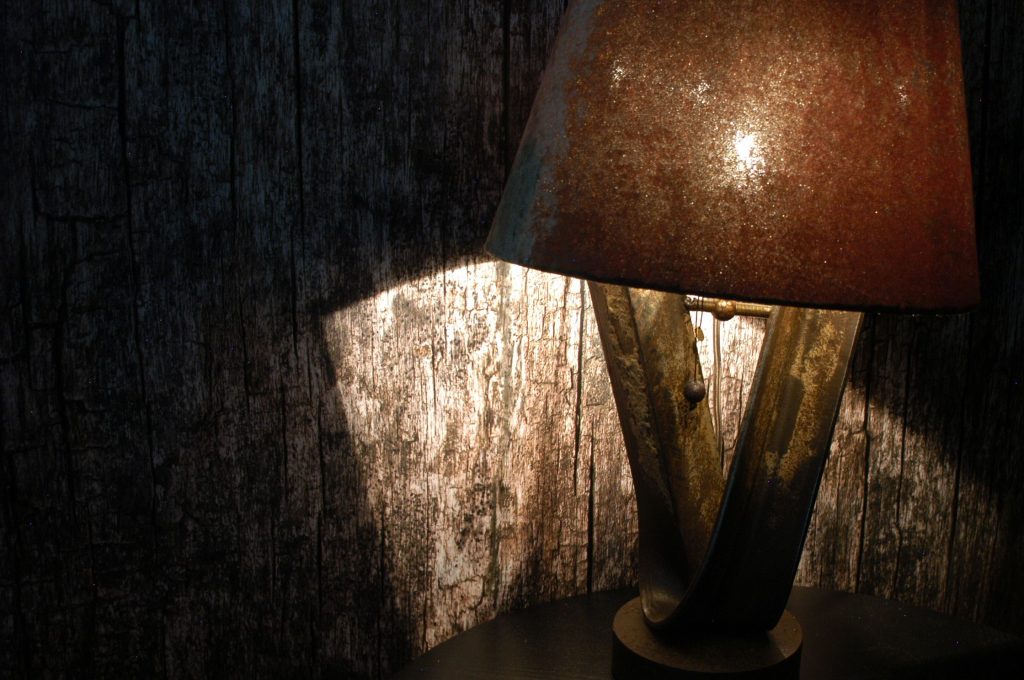 Lampe aus Altschrott mit braunem Fu&szlig;