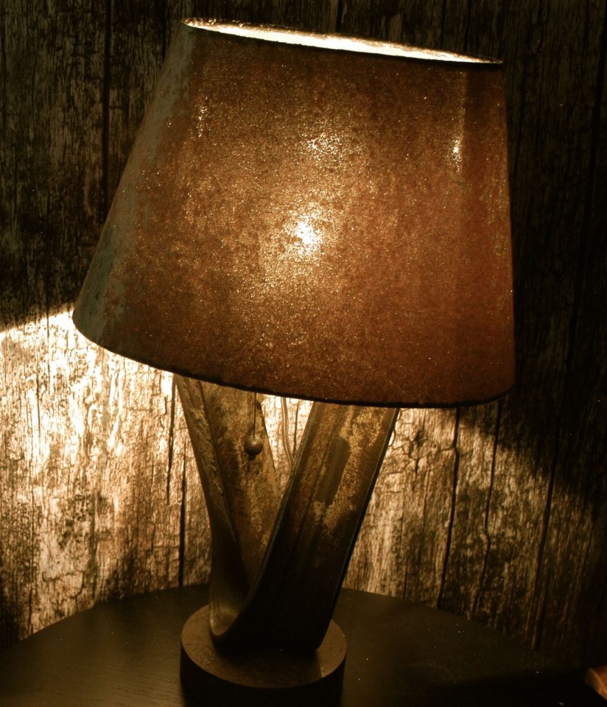 Lampe aus Altschrott mit braunem Fu&szlig;