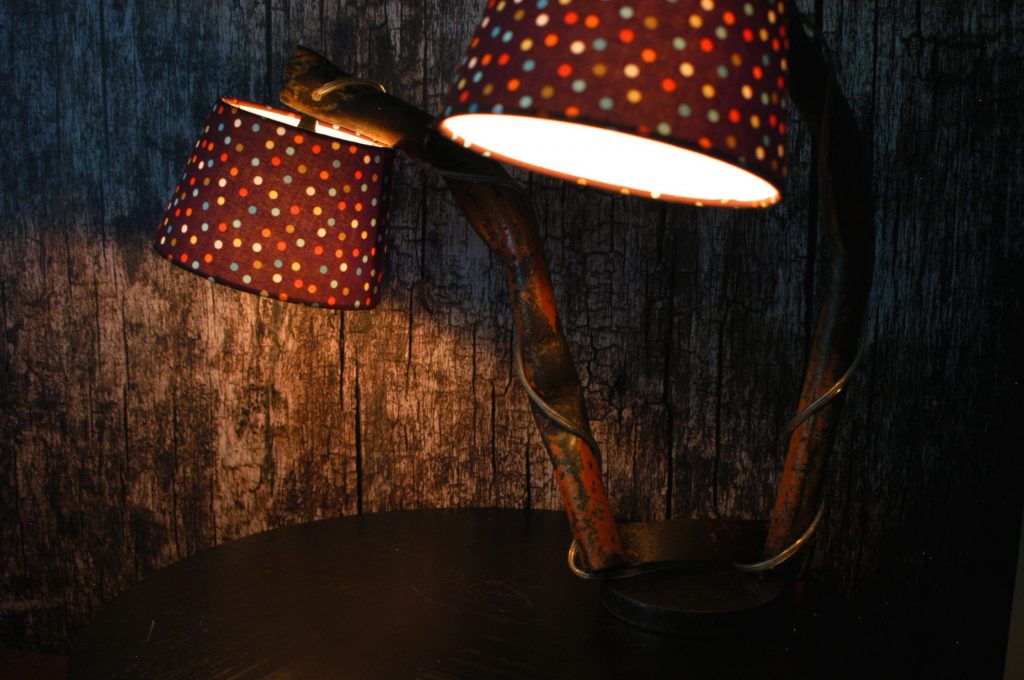 Lampe aus Altschrott zweiarmig