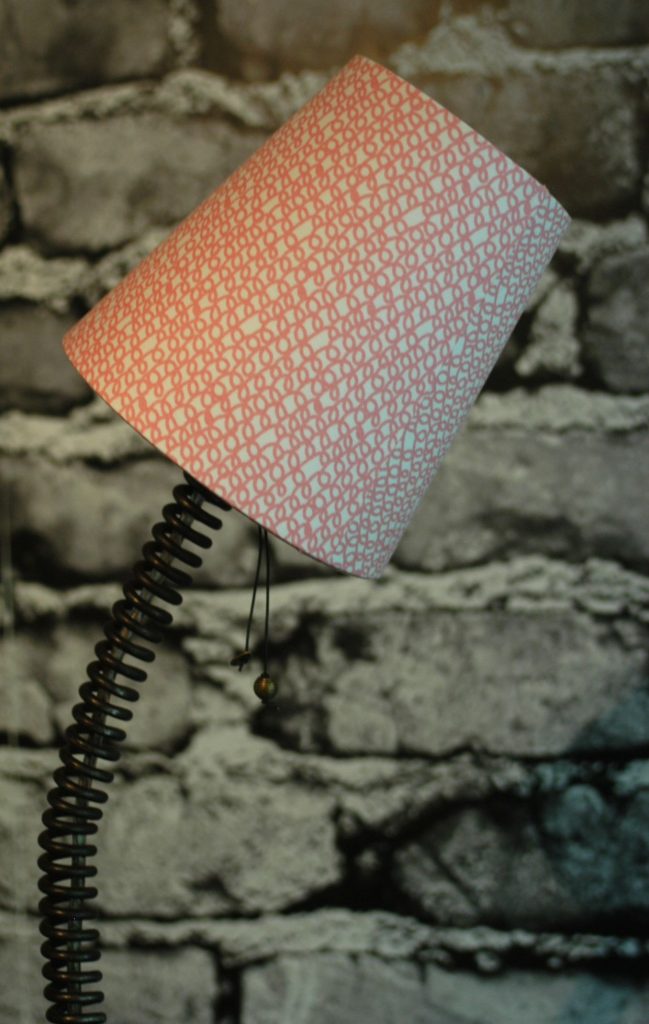 Lampe mit alter Feder Schirm Rosa