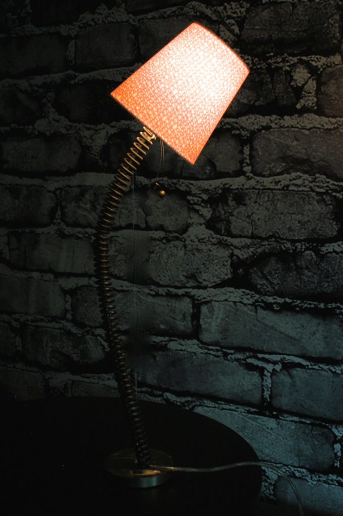 Lampe mit alter Feder Schirm Rosa