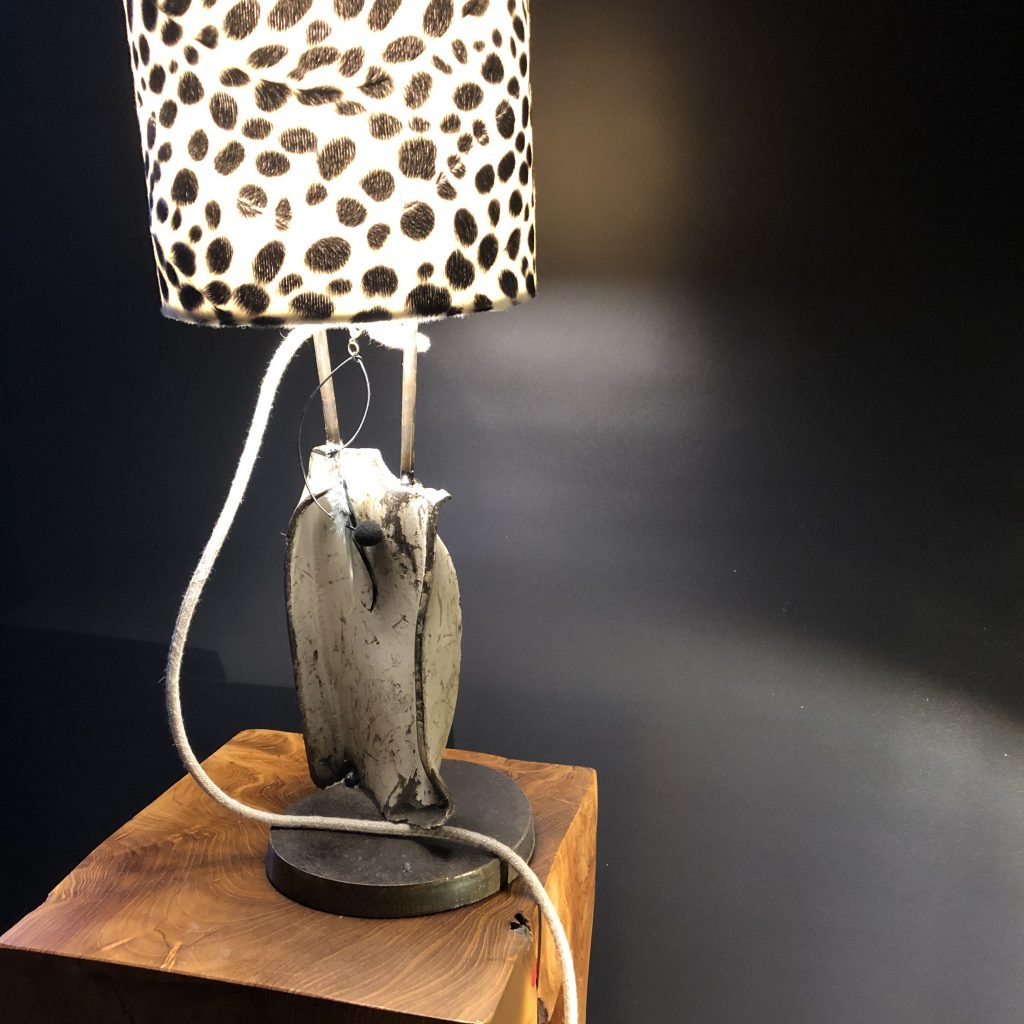 Lampenschirm mit wei&szlig; schwarz gepunktete auf wei&szlig;em Altschrottfu&szlig;