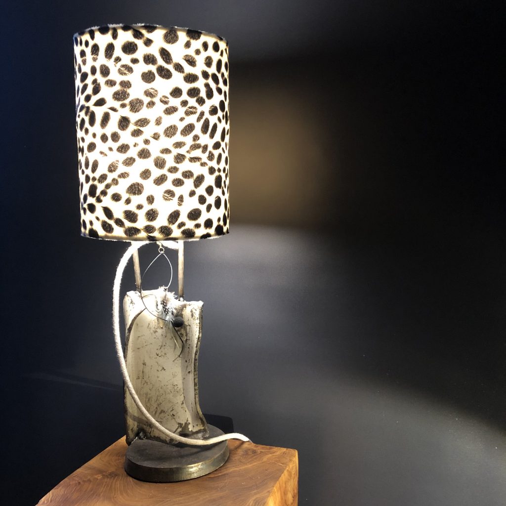 Lampenschirm mit wei&szlig; schwarz gepunktete auf wei&szlig;em Altschrottfu&szlig;