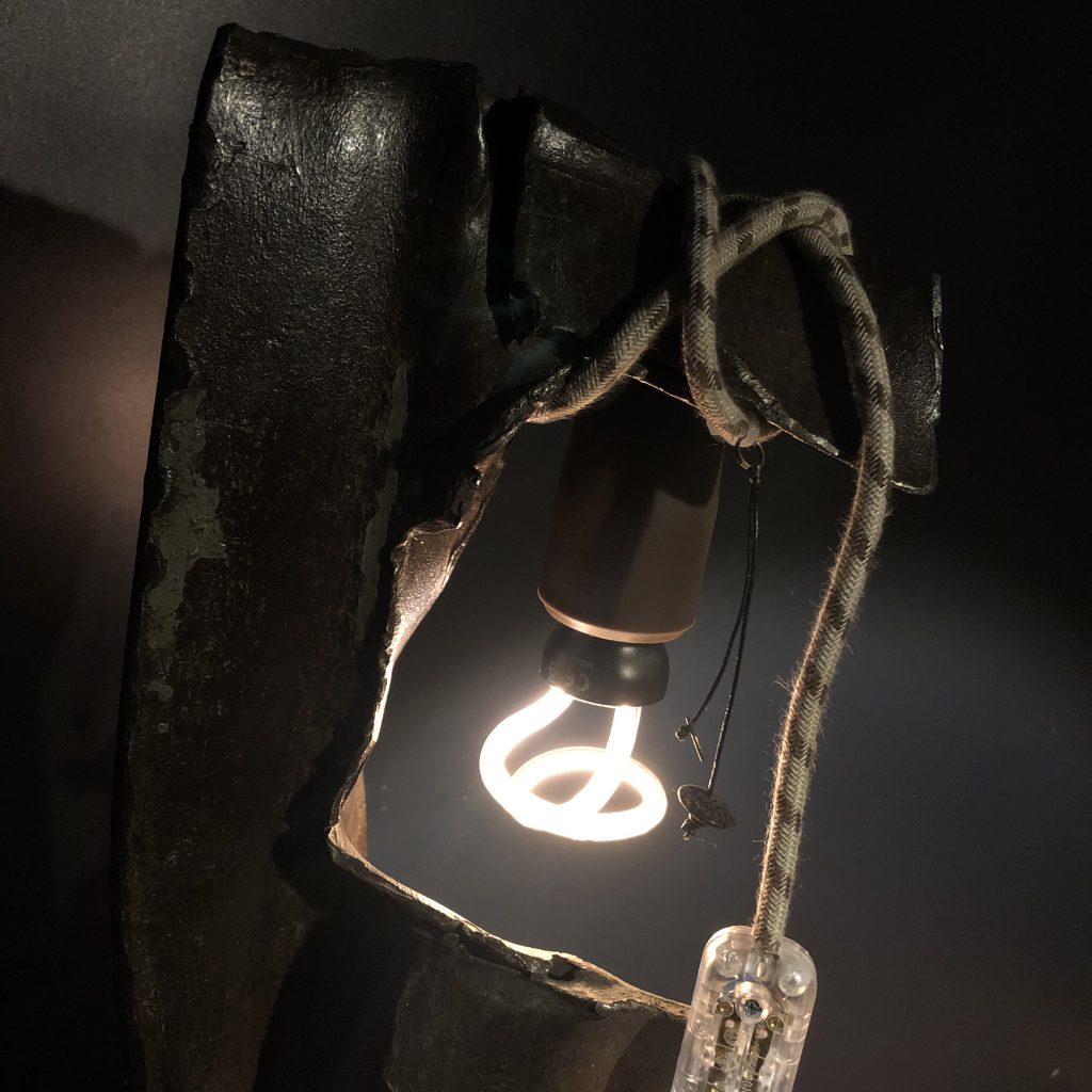 Lampe aus einem Altschrottelement mit Ausschnitt