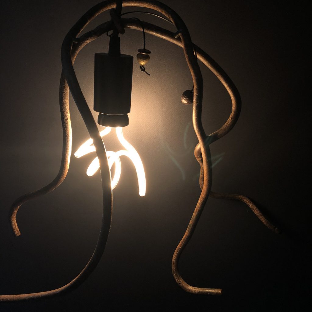 Lampe aus verrosteten Metallstangen