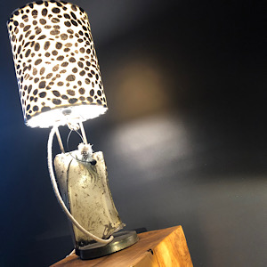 Lampe aus Altschrott mit Schirm gepunktet