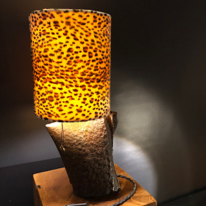 Lampe aus Altschrott mit Schirm Leo