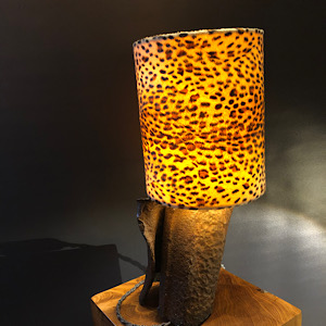 Lampe aus Altschrott mit Schirm Leo