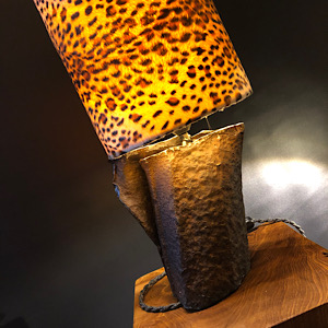 Lampe aus Altschrott mit Schirm Leo