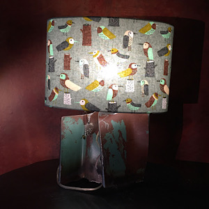 Lampe aus Altschrott mit Schirm V&ouml;gel