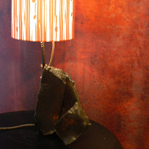 Lampe aus Altschrottmit Schirm orange wei&szlig;