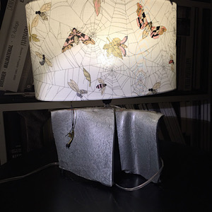 Lampe aus Altschrott mit Schirm Motten