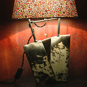 Lampe aus Altschrott mit Schirm bunt
