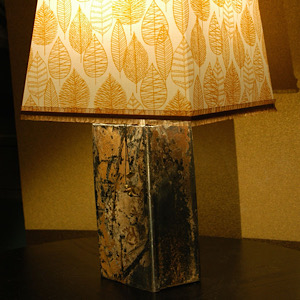 Lampe aus Altschrott mit gelbem Schirm