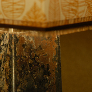 Lampe aus Altschrott mit gelbem Schirm