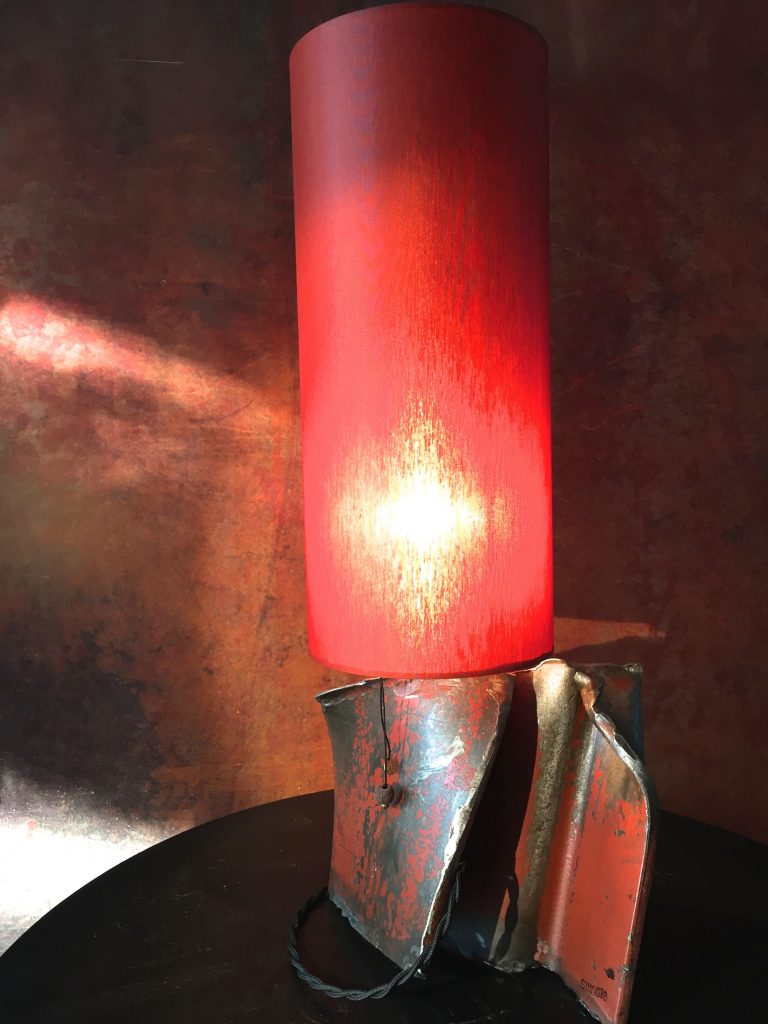 Lampe aus Altschrott Schirm rot