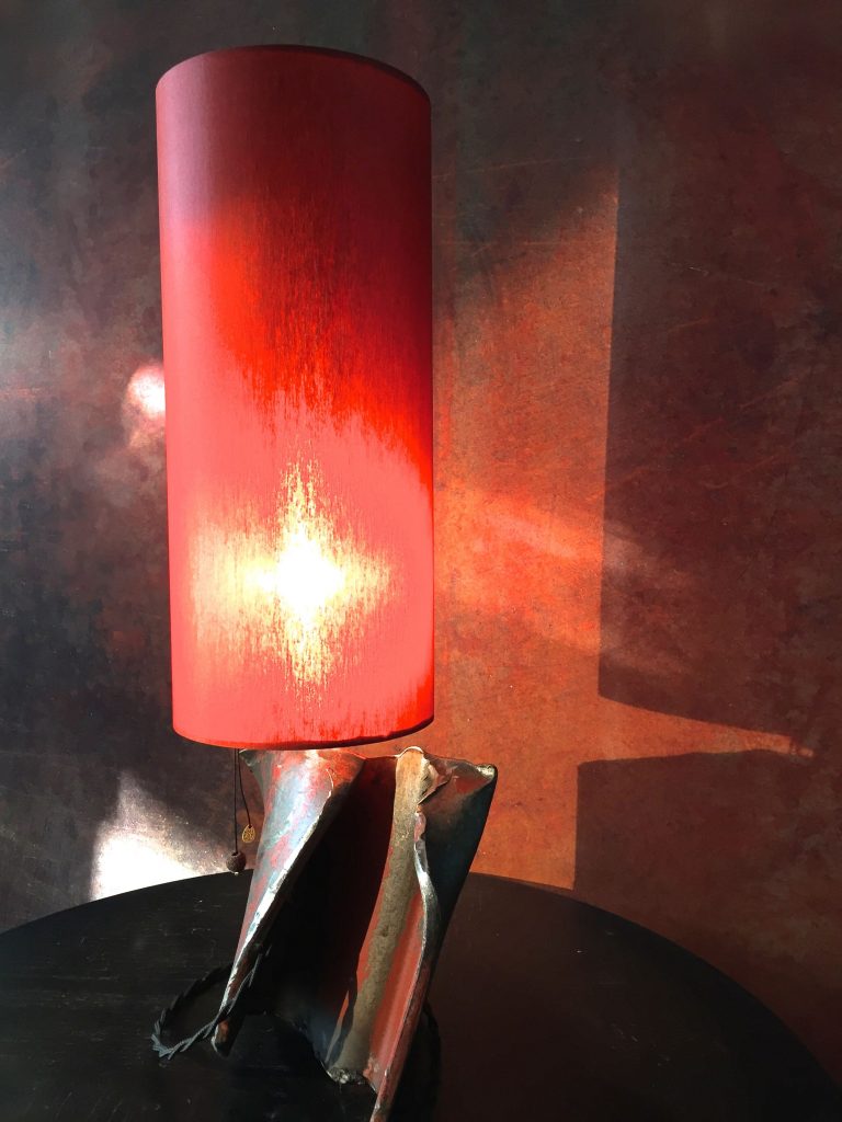 Lampe aus Altschrott mit Schirm rot