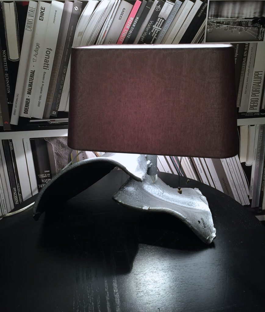 Lampe aus Altschrott mit braunem Schirm