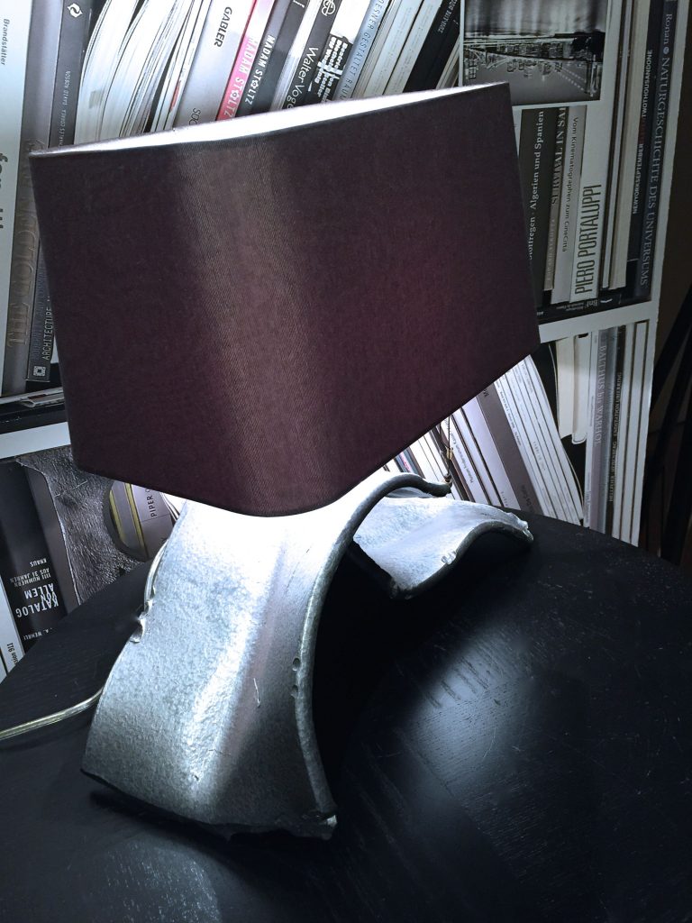 Lampe aus Altschrott mit braunem Schirm