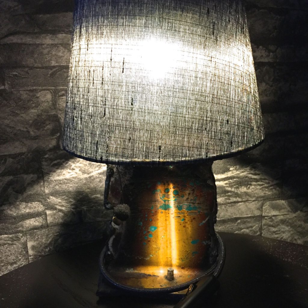 Lampe aus Doppel-T-Tr&auml;ger mit Schirm grau
