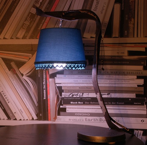Lampe aus Altmetall mit blauem Schirm